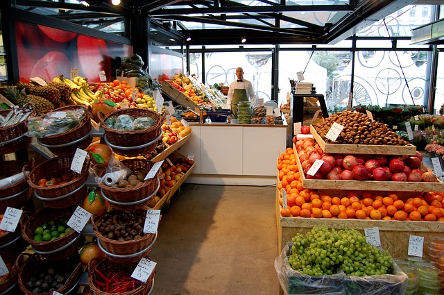 piccolo negozio di frutta e verdura